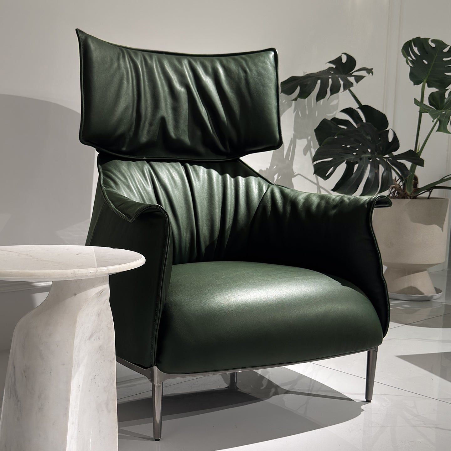 High-back leisure armchair